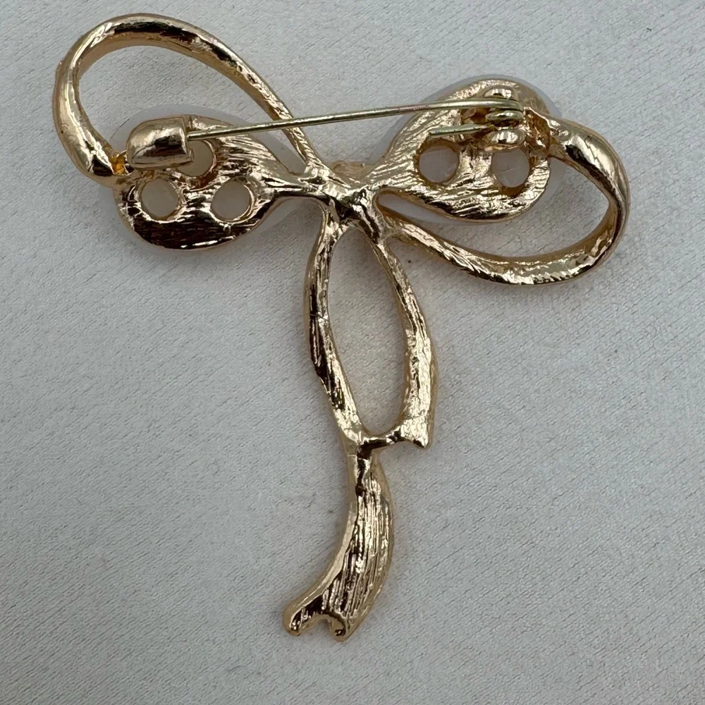 Ecarla Gold Tone Bow Brooch Faux Pearl Teardrop Rhinestone Ribbon Pin VNTG INSPO